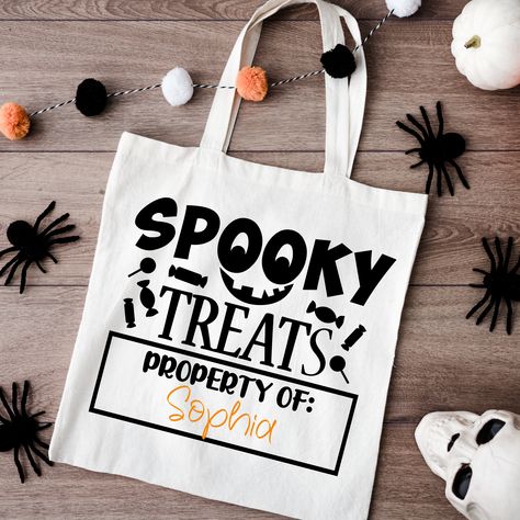 Cricut Trick Or Treat Bags, Custom Trick Or Treat Bags, Trick Or Treat Bags Diy, Halloween Candy Bag Diy, Halloween Bags Diy, Personalized Halloween Bags, Diy Tote Bag Design, Halloween Cricut, Halloween School Treats