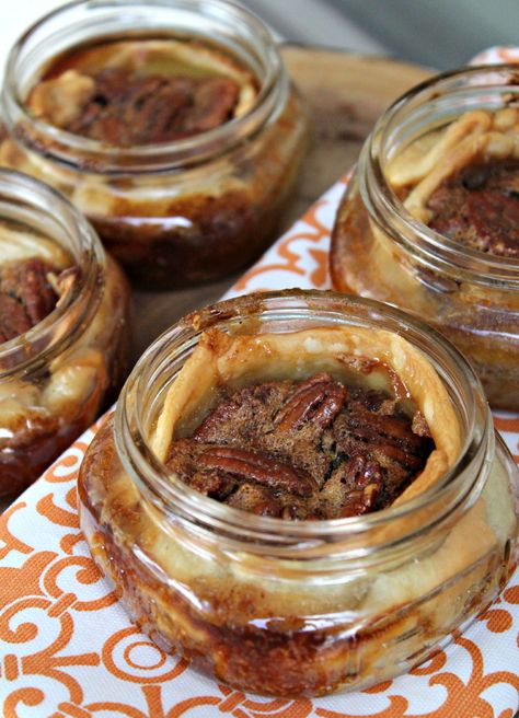 Mini Maple Pecan Pies in a Mason Jar Mason Jar Baking, Mason Jar Desserts Recipes, Mason Jar Pies, Maple Pecan Pie, Mason Jar Cakes, Mason Jar Recipe, Mason Jar Desserts, Italian Cookie Recipes, Cake In A Jar