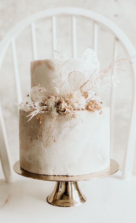 #hochzeitstorte #weiß #beige #trockenblumen #mamoriert Bridal Cakes, Cake With Flowers, Boho Cake, Boho Wedding Cake, Bear Wedding, Wedding Cake Photos, Floral Wedding Cakes, Beige Wedding, All White Wedding