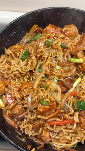 Stirfry Noodle Ideas, 2 Minute Noodles, David Dubnitskiy, Ramen Stir Fry, Noodles Ramen, Noodle Recipes Easy, Chinese Cooking Recipes, Garlic Noodles, General Tso