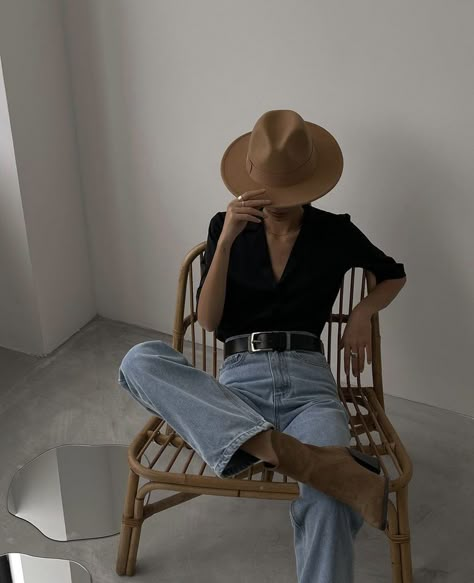 Cowboy Hat Outfit Woman, Casual Cowgirl Outfits, Napa Outfit, Summer Western Outfits, Fedora Outfit, Outfit Info, Minimalistic Fashion, Outfits Primavera, Farm Clothes