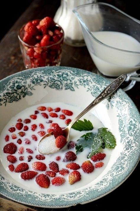 Strawberries Aesthetic, Picnic Flowers, Cottage Core Summer, Summer Core, Cottage Food, Strawberry Summer, Summer Aesthetics, Wild Strawberry, Sun Nature