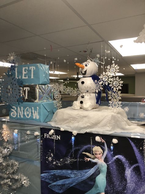 Winter Wonderland Desk Decorations, Frozen Office Decorations, Winter Wonderland Cubicle Ideas, Office Winter Wonderland, Holiday Office Decor, Christmas Desk Decorations, Christmas Cubicle, Cubicle Decorations, Cubicle Ideas