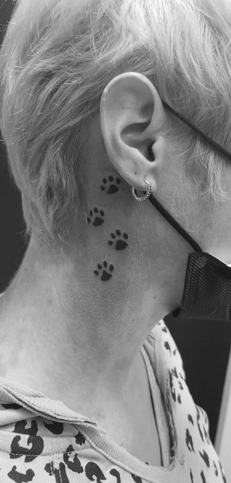 Tattoo Behind The Ear, Cat Paw Tattoos, Side Neck Tattoo, Pawprint Tattoo, Paw Tattoo, Cat Steps, Tattoo Style Drawings, Black Tattoo, Memorial Tattoos