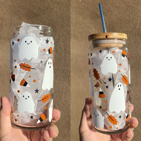 Glass Halloween Decor, Cute Beer Glass Cups, Fall Glass Cups Vinyl, Halloween Cup Design, Fall Cup Designs, Halloween Cricut Cups, Halloween Glass Painting, Cups With Vinyl Tumblers, Halloween Cups Vinyl