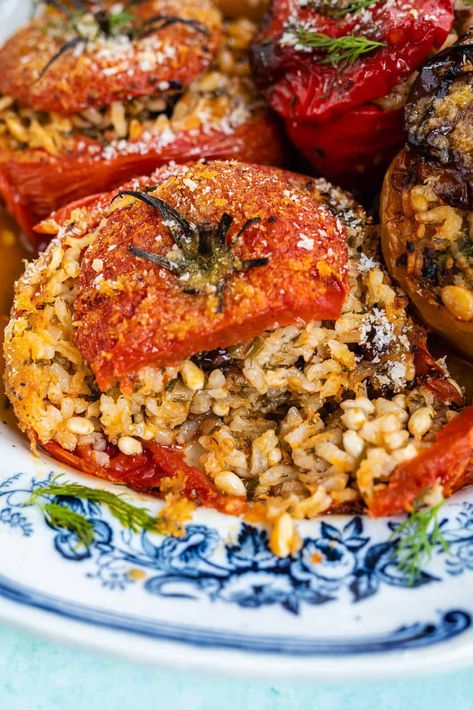 Yemista Recipe, Herby Rice, Gemista Recipe, Greek Stuffed Tomatoes, Vegetarian Stuffed Peppers, Stuffed Vegetables, Greek Recipes Authentic, Greek Appetizers, Greek Dinners