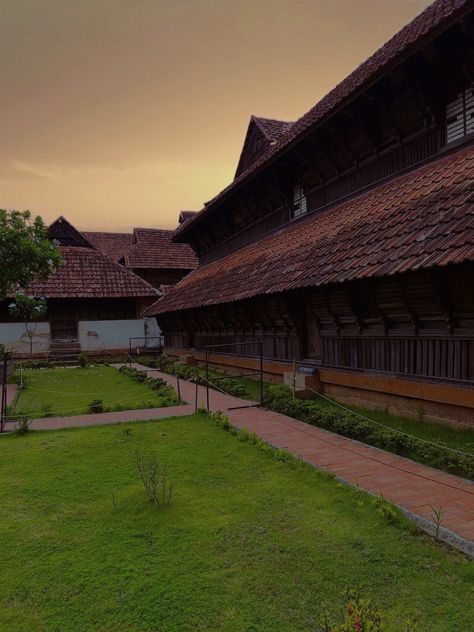 Padmanabhapuram Palace, Palace Photography, Thiruvananthapuram, Self Portrait Poses, Beautiful House Plans, Snapchat Picture, Beautiful House, South India, Portrait Poses