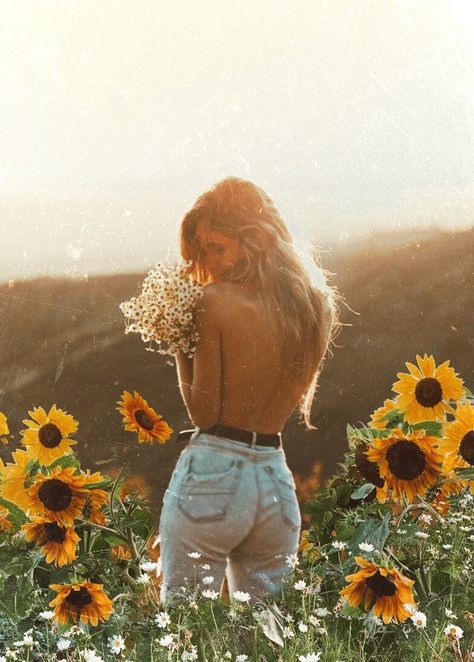 Flower Top Pictures Photography, Photography Ideas Nature Outdoor, Western Flower Photoshoot, Self Confidence Photoshoot, Wheel Barrow Photoshoot, Fall Inspired Photoshoot, Sunflower Shoot Photo Ideas, 2023 Photography Trends, Flower Photography People