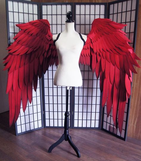 LONG RED WINGS AND MORE COLORS FOR HAWKS COSPLAY WINGS *Details!! Height: 135cms approx Length: 170cmx approx Faux feathers High resistance Removable pieces Shade details made with paint Color: Red (stock). Can be made in any color (made to order) **Red color looks brighter in photos than in person** Includes: -4 wing pieces (1 pair) -Base and adjustable harness -Assembly instructive -Replacements for assembly Hawks Cosplay Wings, Wings Cosplay, Hawk Wings, Fashion Costume Halloween, Halloween Costume Props, Fire Fairy, Cosplay Wings, Dinosaur Mask, Devil Halloween