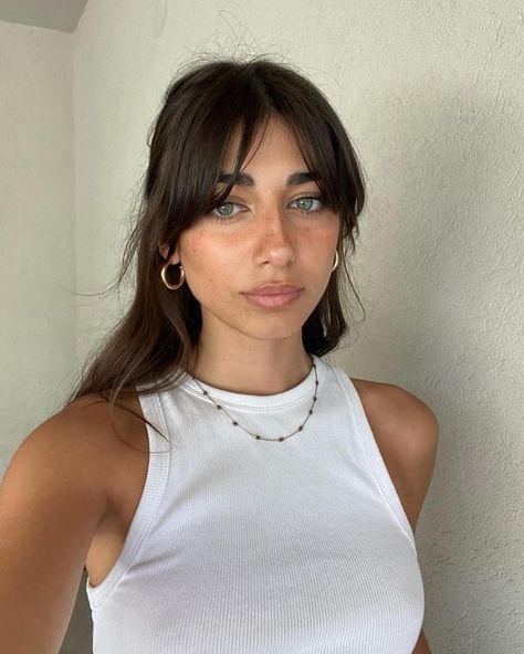 RACHELE SANTORO 🤍 on Instagram: "just me, again :)" Ashtin Earle Hair, Long Curtain Bangs, Brunette Bangs, Players Club, Brown Hair Inspo, Short Brown Hair, Bangs With Medium Hair, 90s Hairstyles, Haircuts Straight Hair