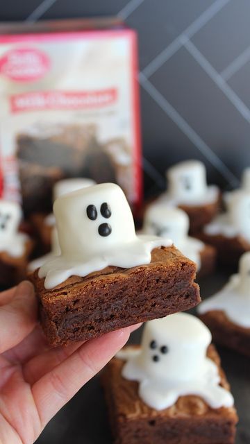 Squeaky Mixer, Ghost Brownies, Milk Chocolate Brownies, Happy Spooky Season, Halloween Brownies, Popular Cookies, Bio Happy, Pumpkin Chocolate Chip Cookies, Halloween Baking