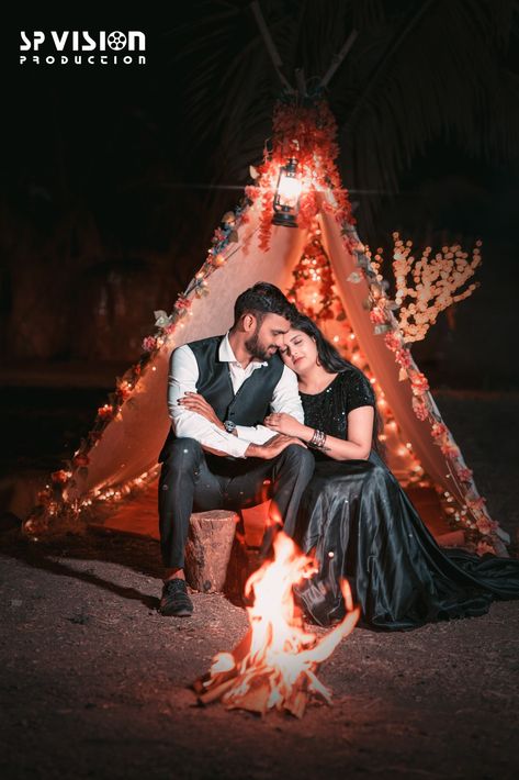 Firecamp Idea, Bonfire Pre Wedding Shoot, Fire Camp Photography, Campfires Photography, Born Fire, Couple Stills, Pre Wedding Photoshoot Theme, Pre Wedding Photoshoot Beach, Fire Camp