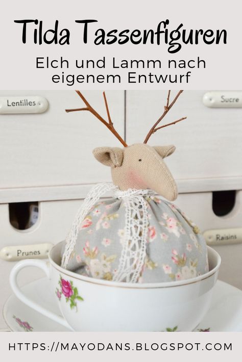 Tilda Tassenfiguren: Elch und Lamm nach eigenem Entwurf #tilda #nähen #sewing #tildatassenfigur #tildaelch #tildaschaf #tildalamm Tilda Christmas, Maileg Rabbits, Felt Animal Patterns, Small Bars, Inside Design, Primitive Crafts, Easy Christmas, Soft Dolls, Diy Easy