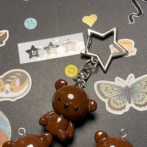 Polymer Clay Gift Ideas, Porcelana Fria Ideas, Miffy Clay, Clay Diys, Clay Bear, Mini Clay, Clay Inspo, Diy Miniatures, Clay Making