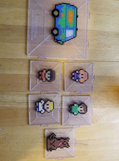 Scooby-Doo and the mystery gang Scooby Doo Fuse Beads, Scooby Doo Pearl Beads, Mystery Machine Perler Beads, Perler Bead Patterns Scooby Doo, Scooby Doo Perler Beads, Scooby Doo Pixel Art, Scooby Doo Crafts, Scooby Doo Diy, Duct Tape Wallets