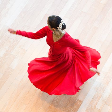 Parul Gupta, Kathak dancer #Kathak #indiandance #dance Kathak Dance Photography, Katak Dance, Kathak Poses, Indian Dances, Bharatanatyam Costume, Indian Classical Dancer, Kathak Dance, Dance Of India, Cultural Dance