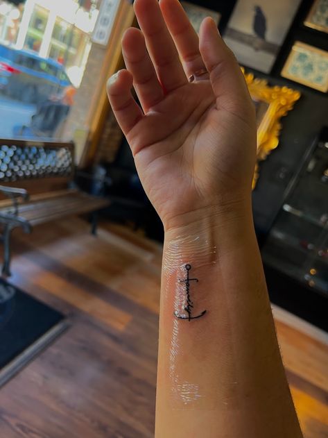 #tatto #family #familytattoo #minimalist #simple #cute #minimalisttattoo #beach #anchor #beachlife 🤩💖 Simple Tattoos Family, Minimalistic Family Tattoo, Beach Family Tattoo, Simple Tattoos For Family Members, Minimalist Family Tattoo, Minimal Family Tattoo Ideas, Anchor Family Tattoo, Tattoos Family, Minimalist Family