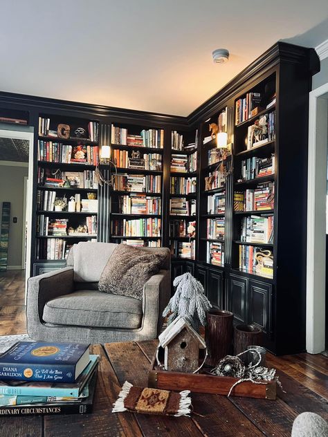 Home Library Black Shelves, Black Library Shelves, Library Corner Living Room, Havenly Office, Dark Academia Bookshelf, Library Goals, Manifest 2023, Library Vibes, Corner Library