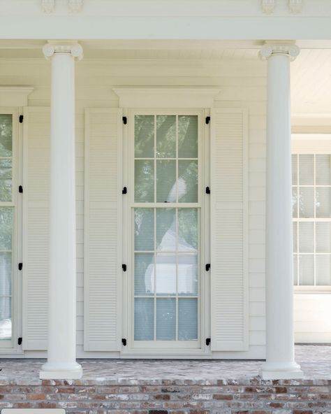 30 Astonishingly Beautiful and Best Front Door Colors 2 Over 2 Windows Exterior, Home Shutters, Southern Colonial Homes, Best Front Door Colors, Southern Colonial, Best Front Doors, Front Door Paint Colors, Door Colors, Garage Door Design