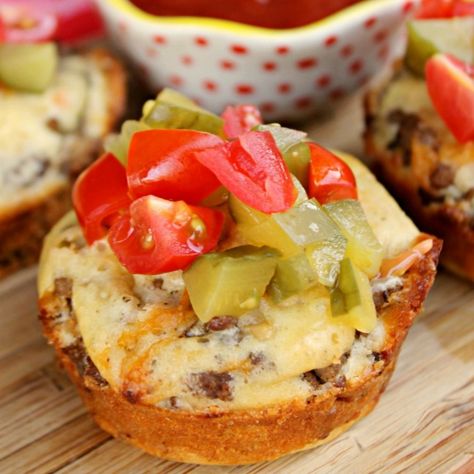 These Loaded Cheeseburger Muffins are ready in just 30 minutes for a fun filled lunch, dinner or even as a summer appetizer. l tAlhe flavour of a hamburger Savoury Muffin Recipe, Cheeseburger Muffins, Impossible Cheeseburger, Savoury Muffin, Betty Rocker, Turkey Taco Lettuce Wraps, Savory Muffins Recipes, Asian Chicken Lettuce Wraps, Taco Lettuce Wraps