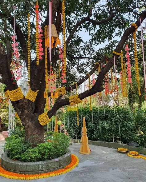 Keeping it traditional #zendu #traditionaldecor #weddingdecor #weddingarchitects #vibe Haldi Photobooth, Haldi Board, Shaadi Decoration, Haldi Backdrop, Hanging Floral Decor, Maharashtrian Bride, Hindu Wedding Decorations, Pakistani Wedding Decor, Wedding Tree Decorations