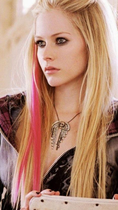 Pink Hair Streaks, Avril Lavigne Photos, Pink Streaks, Hot Pink Hair, Hair Color Streaks, Blonde With Pink, Fashion Background, Hair Streaks, Dirty Blonde Hair