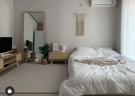 Japan Bedroom Design Small Spaces, Bedroom Layout Big Room, Wooden Minimalist Bedroom, Minimal Bed Ideas, Tiny Room King Size Bed, Minimalist Bedroom With Tv, Japandi Minimalist Bedroom, Room Ideas With Carpet Flooring, Small Minimalist Bedroom Aesthetic