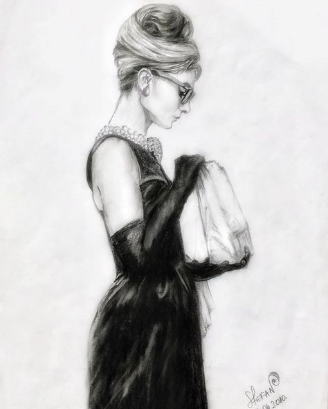 Audrey Hepburn Art Paintings, Audrey Hepburn Face Portraits, Black And White Audrey Hepburn, Audrey Hepburn Drawing, Audrey Hepburn Humphrey Bogart, Audrey Hepburn Black And White Portrait, Pencil Portrait Drawing, Gcse Art Sketchbook, Breakfast At Tiffanys