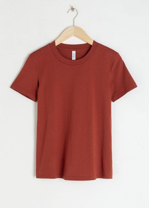 Cotton T-Shirt - Rust - Tops & T-shirts - & Other Stories Frosted Lemonade, Aesthetic Outfits Vintage, Maroon T Shirt, Capsule Wardrobe Minimalist, Lemonade Recipe, Basic Wardrobe, Straight Clothes, Tumblr Outfits, Simple Shirts