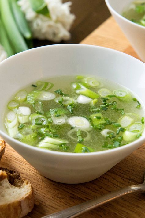 Leek Broth, Garlic Broth, Green Beans Soup, Onion Leeks, Chicken Noodle Soup Easy, Homemade Chicken Stock, Green Garlic, Garlic Soup, Buttered Noodles