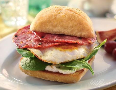 Ramen Burger, Hormel Recipes, Breakfast Sandwich Recipes, Italian Breakfast, Breakfast Burger, Bistro Food, Food Pizza, Deli Food, Nutritious Breakfast