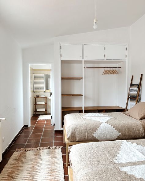 Last opening of July: The Cowboy Casita🌵 July 29-Aug 7th ~ + Last minute 20% off on @airbnb ☀️ Book Now: http://airbnb.com/h/cowboy-casita The Cowboy Casita sleeps 2-4 people and is the perfect Casita for a small family or Couple. Adjacent to the Poolhouse, guests have full access to the Indoor/Outdoor Kitchen and BBQ and the Casita looks out over the pool. #blancobungalow #cowboycasita #ericeira #surfshack #californiastyle #visitportugal #portugal #ericeira #worldsurfreserve #surftrip Portugal Ericeira, Indoor Outdoor Kitchen, Surf Shack, Visit Portugal, The Cowboy, Surf Trip, 4 People, California Style, Small Family