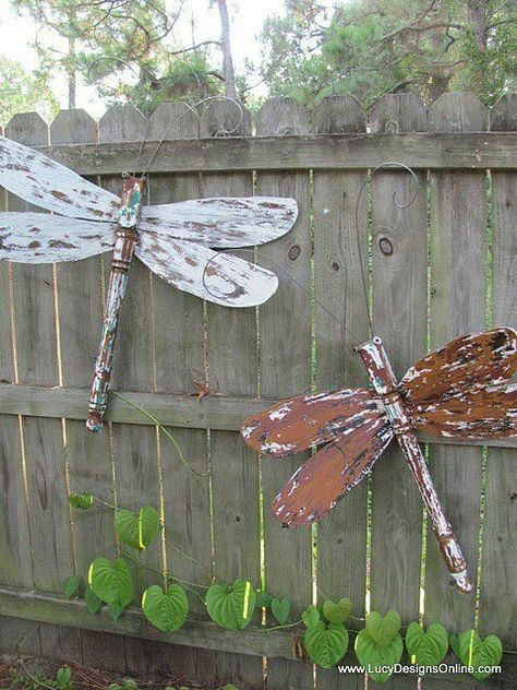 Awesome Yard Art & Garden Decoration Ideas • The Garden Glove Diy Dragonfly, Dragonfly Yard Art, Fun Garden Decor, Diy Garden Table, Reclaimed Wood Diy, Diy Outdoor Space, Yard Art Crafts, Wood Yard Art, Outdoor Diy Projects