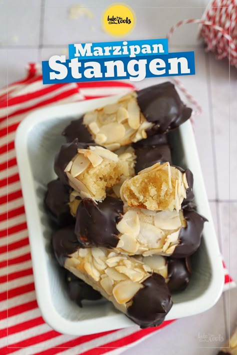 Ein Klassiker mal leicht abgewandelt – wer Mandel Marzipan Hörnchen mag, wird diese Mandel Marzipan Stangen lieben. Fast wie das Original… nur noch etwas mehr Mandeln ;P #DezemberChallenge German Cuisine Recipes, Almond Marzipan, Healthy Christmas Cookies, German Christmas Cookies, Healthy Christmas Recipes, German Cookies, Afternoon Tea Cakes, Baking Basics, Healthy Christmas