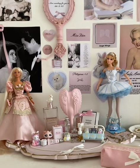 Barbie Doll Collection Display, Barbie Aesthetic Room, Barbie Room Aesthetic, Early 2000s Barbie, Barbie Room, Glam Room, Girly Room, Cute Bedroom Decor, Cute Room Ideas