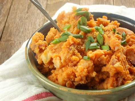 Gochujang Mashed Potatoes/ These spicy vegan mashed potatoes are seasoned with gochujang - a tangy Korean fermented chili paste. Gochujang Potatoes, Vegetarian Side Dish Recipes, Vegan Mashed Potatoes, Side Salad Recipes, Healthy Appetizer Recipes, Vegetarian Sides, Korean Recipes, Vegan Potato, Mashed Potato Recipes