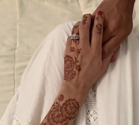 Cute Henna Designs, Henna Style Tattoos, Arabic Henna Designs, Henna Nails, Henna Inspired Tattoos, Floral Henna Designs, Finger Henna Designs, Henna Tattoo Hand, Henna Tattoo Designs Hand