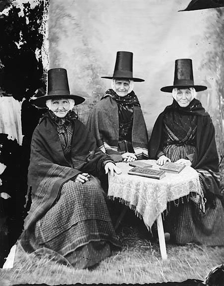 Welsh Women, c.1871   Source: Llyfrgell Genedlaethol Cymru/The National Library of Wales (flickr) Traditional Welsh Dress, Bootiful Halloween, Witches Apothecary, Witches Tea, Spooky Photos, Welsh Lady, Witchy Women, Witch Pictures, John Thomas