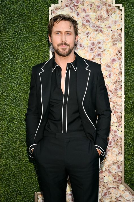 Behold: a Gosling in Gucci. A true prince charming, Gosling went for a dapper look as he graced the carpet in a classic, black three-piece suit featuring white lining along the lapel and an open V-neck shirt where a dainty pendant necklace was on display. Timeless black Oxfords adorned his feet, while his hair was perfectly disheveled. Ryan Gosling Golden Globes, Ryan Gosling Suit, Margot Robbie Ryan Gosling, Ryan Gosling Style, Gold Blazer, Райан Гослинг, Dress Suits For Men, Black Oxfords, Golden Globe