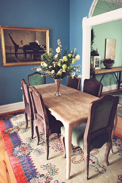 Boho Colorful Living Room, Colorful Living Room Decor, Victorian Dining Room, Modern Victorian Decor, Victorian Dining Table, Trendy Dining Room, Dining Room Wall Color, Kitchen Dining Room Combo, Gray Room