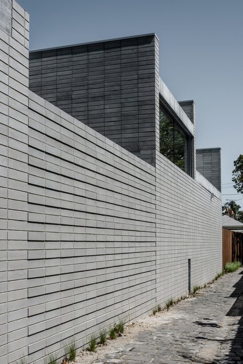 Masonry walls enclose courtyards and living spaces at Melbourne house Japanese Inspired Home, Concrete Masonry Unit, Masonry Wall, Heritage House, Top Architects, Melbourne House, Exposed Concrete, Australian Architecture, Mini Clubman