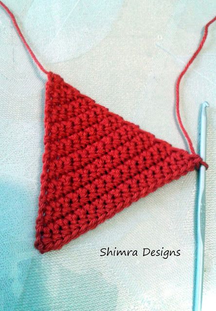 Shimra Designs: Photo Tutorial: How to Crochet a Triangle and a Diamond (plus a sc2tog mini tutorial) Crochet Patterns Triangle, How To Make A Crochet Triangle, Triangle Crochet Tutorial, Triangle Pattern Crochet, Crochet Small Triangle Pattern, Crochet Small Triangle, Crochet A Triangle Pattern, How To Crochet A Triangle Tutorials, How To Crochet Triangles