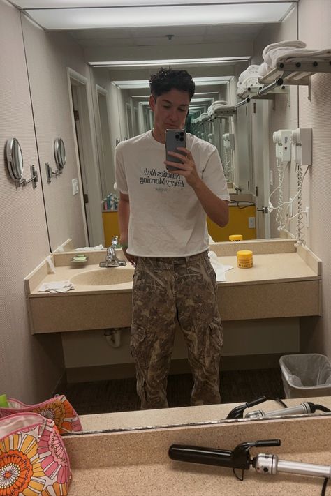 camo pants outfit Camo Pants Men Outfit, Camo Pants Outfit Men Streetwear, Camoflauge Pants Outfits, Camo Pants Outfit Men, Camo Cargo Pants Outfit, Camoflauge Pants, Masc Style, Camo Pants Men, Cargo Pants Outfit Men