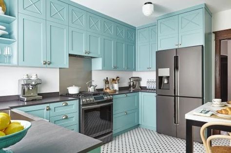 Eye For Design: Oh! Those Tiffany Colored Kitchens Turquoise Kitchen Cabinets, Teal Kitchen Cabinets, Teal Cabinets, Turquoise Cabinets, Stainless Appliances Kitchen, Toronto Interior Design, Colorful Kitchen Decor, Turquoise Kitchen, Teal Kitchen