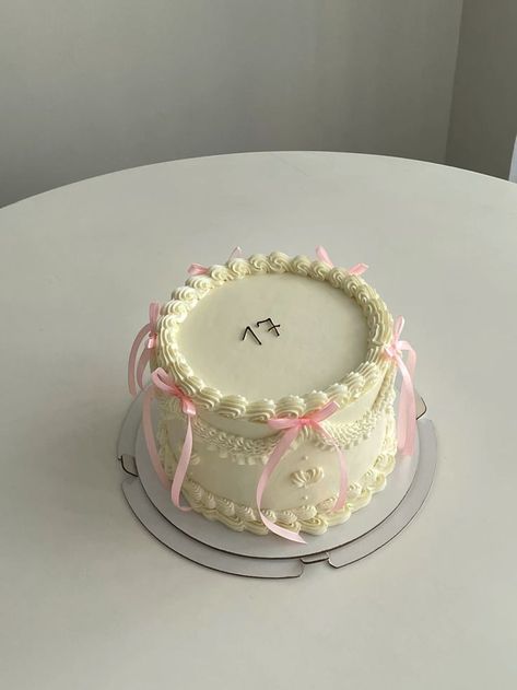 Cake Designs 2024, Cute Dessert Ideas, Pink Vintage Cake, Birth Cakes, Pastel Coquette, Bolo Vintage, 17 Birthday Cake, 13 Birthday Cake, Vintage Birthday Cakes