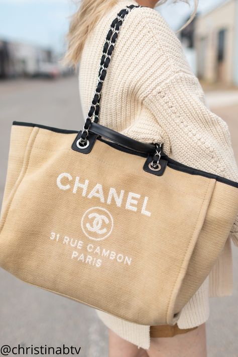 Chanel Canvas Bag, New Chanel Bags, Tote Bag Outfit, Chanel Canvas, Luxury Tote Bags, Chanel Tote, Trendy Girl, Handbag Outfit, Trendy Fashion Tops