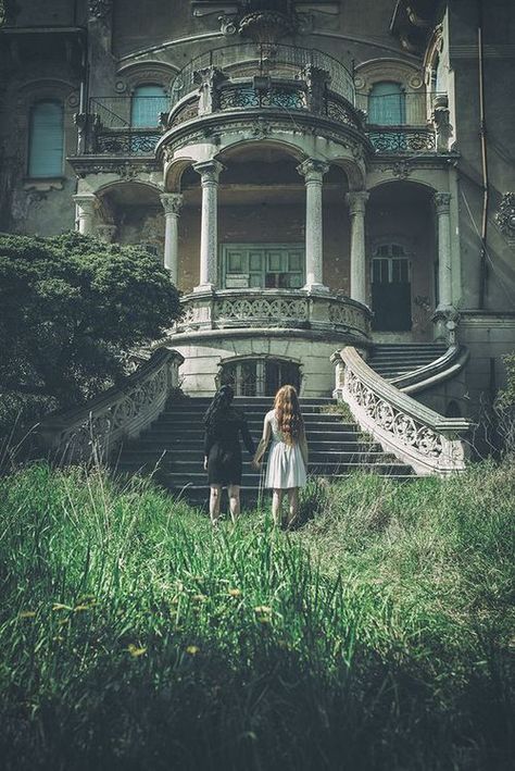 Imagen de aesthetic, cordelia carstairs, and beautiful Abandoned House, 다크 판타지, Abandoned Mansions, Lost Soul, Abandoned Buildings, Story Inspiration, Abandoned Houses, Abandoned Places, Old House