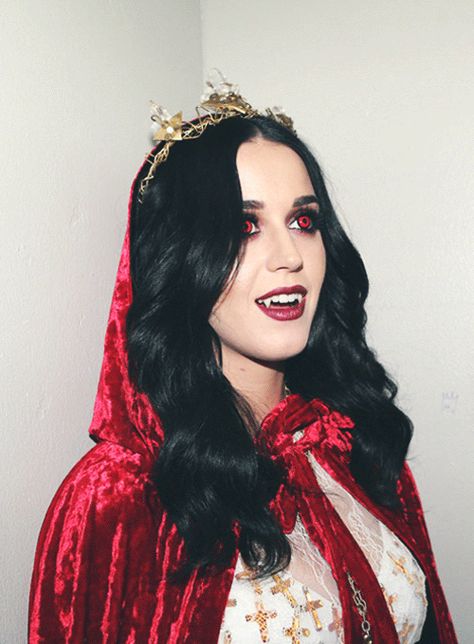 Halloween Evil Costumes, Vampire Inspired Outfits, Hall Costumes, Vampire Costume Women, Vampire Costume Diy, Katy Perry Costume, Elegant Goth, Purple Braids, Vampire Costumes