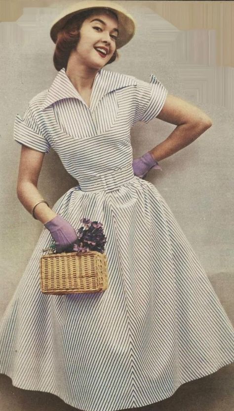 Moda Pin Up, 1950 Style, 1950s Fashion Women, 1950s Women, Decades Fashion, 1950s Pinup, Dresses By Style, Vintage Fashion Style, Dress Sketch