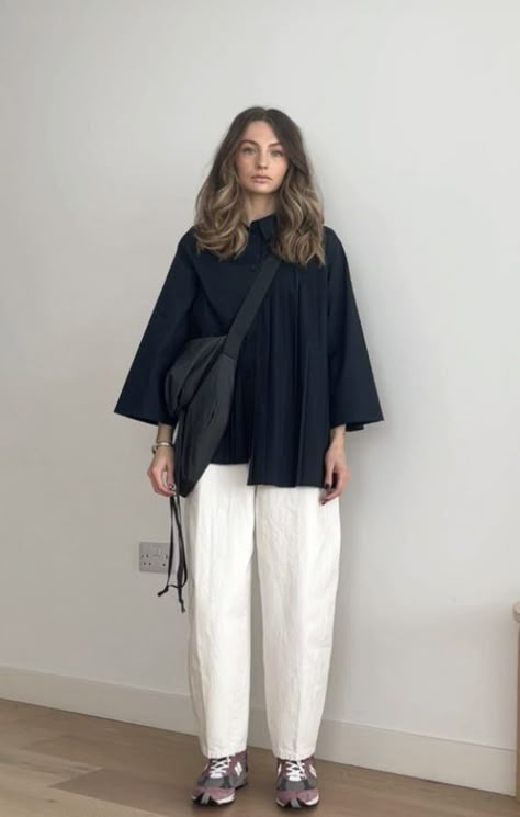 Minimal Office Wear Women, Clothing Styles Midsize, Linen And Denim Outfits, Streetwear Office Outfit, Modest Minimalist Fashion, Classy Italian Outfits, Danish Fashion Copenhagen Street Style Summer, Modest Minimalist Outfits, Midsize Minimalist Fashion